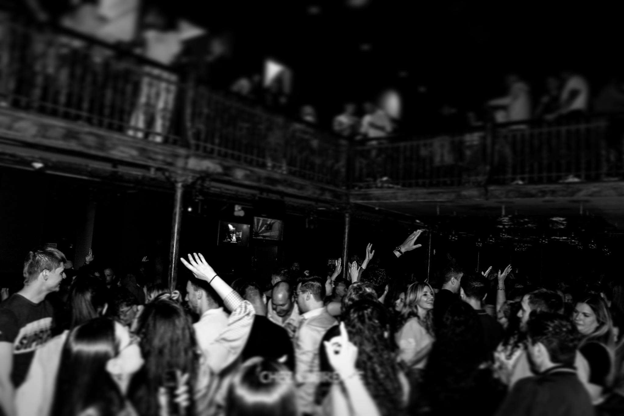Entrez dans le club et découvrez une ambiance exclusive